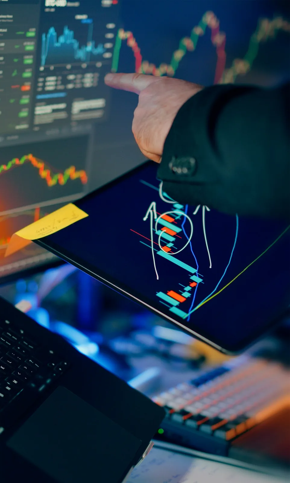 Trader reviewing multi-screen equity charts—illustrative imagery for Pershing Square’s newly disclosed Microsoft position and the accompanying public investment thesis from Bill Ackman on 15 May 2026.