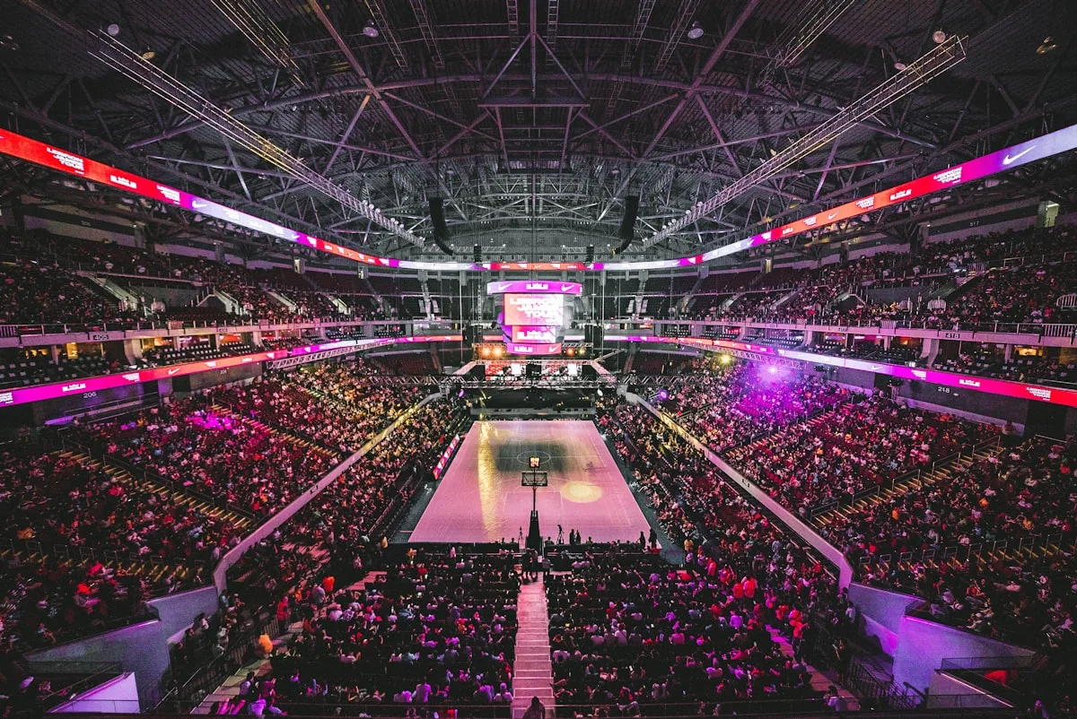 Indoor basketball arena with hoop and seating—illustrative imagery for Newsorga’s report on Brandon Clarke and the Memphis Grizzlies; not a Grizzlies home game or team-supplied photo.