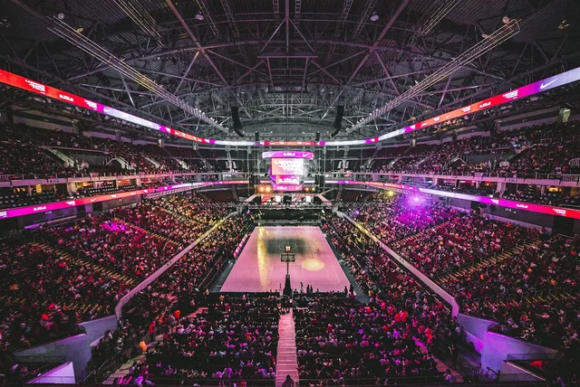 Indoor basketball arena with hoop and seating—illustrative imagery for Newsorga’s report on Brandon Clarke and the Memphis Grizzlies; not a Grizzlies home game or team-supplied photo.