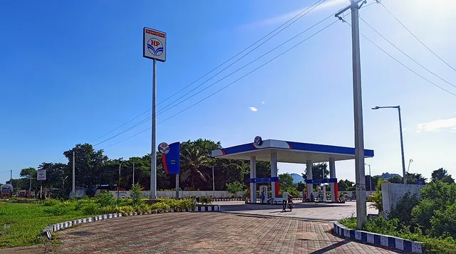 A Hindustan Petroleum petrol pump in Addakal, India (Wikimedia Commons, CC BY-SA 4.0) — illustrative imagery for reporting on India's impending retail fuel price hikes.