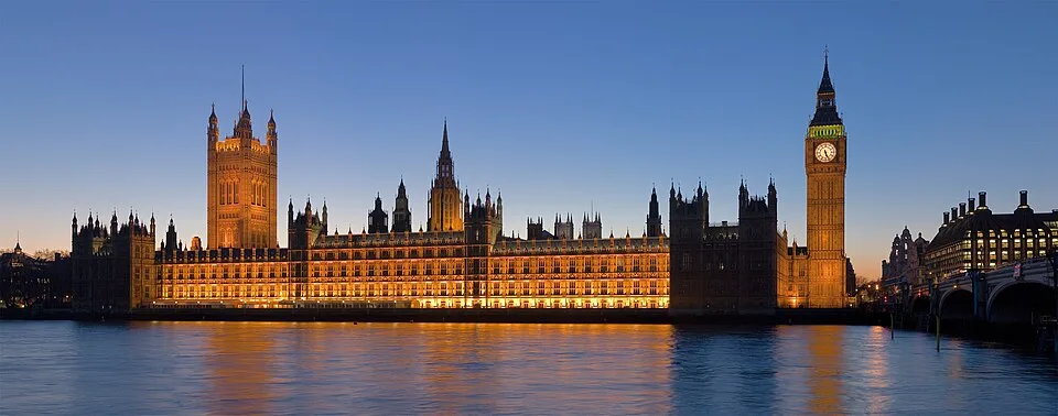 The Palace of Westminster and the River Thames in London—illustrative context for coverage of divisions within Keir Starmer's government, not a scene from a specific May 2026 event.