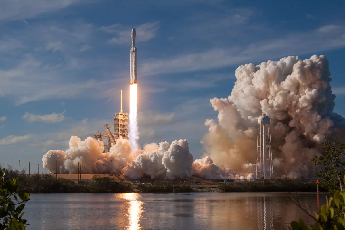 Night launch streak—generic editorial metaphor for orbital rocketry; not CRS-34 or a specific NASA photograph.